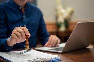 Legal advisor explaining the process of Making an Online Will