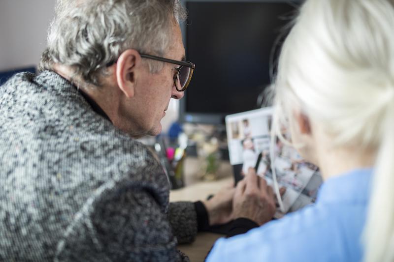 Family supporting a loved one with dementia in writing a valid will